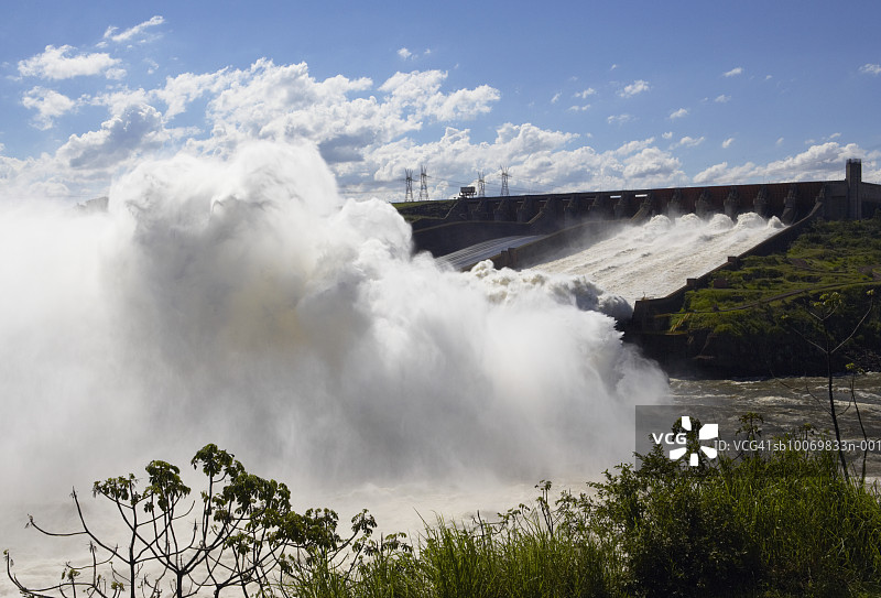巴西伊泰普大坝：水流过大坝溢洪道图片素材