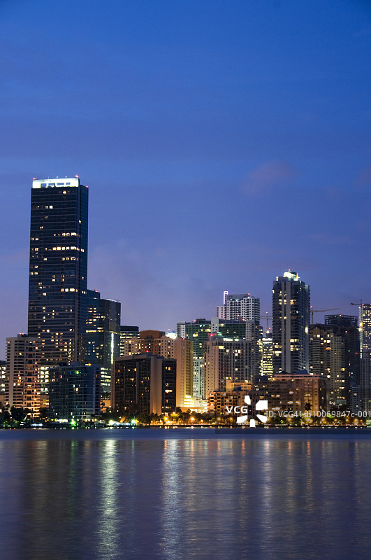 美国佛罗里达州，黄昏时分的迈阿密市中心图片素材