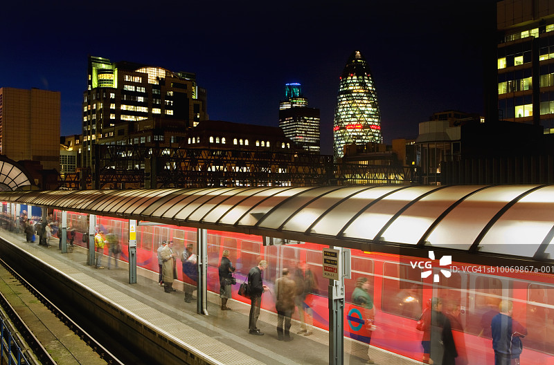 英国伦敦塔 Gateway DLR 车站的码头区轻轨列车到达图片素材