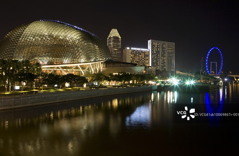 新加坡城市，滨海湾和新加坡摩天观景轮的黄昏图片素材