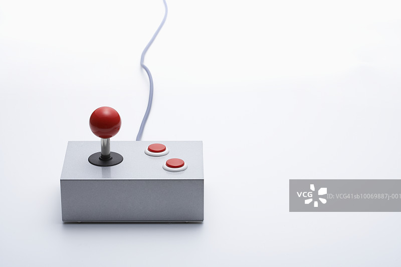 白色背景上的视频游戏控制器图片素材