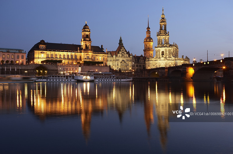 德国萨克森州，德累斯顿，易北河，宫廷教堂，宫殿和奥古斯都大桥夜景图片素材