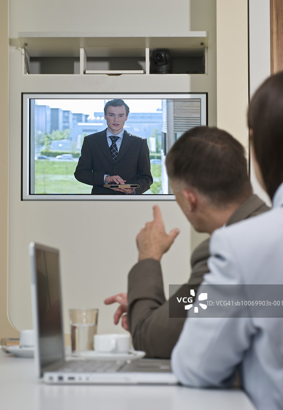 观看视频会议屏幕的商人和女人图片素材