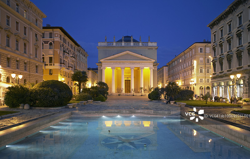 意大利的里雅斯特圣安东尼奥新教堂夜景图片素材