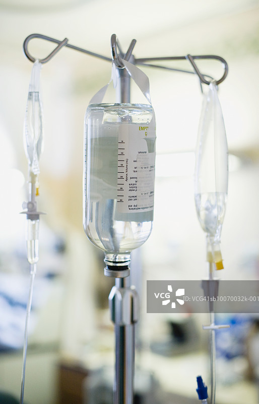 病房输液特写图片素材
