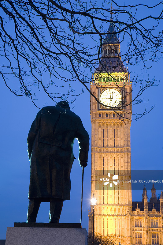 英国英格兰伦敦：黄昏时分的温斯顿·丘吉尔雕像和大本钟图片素材