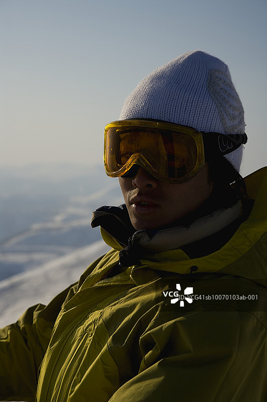 户外戴滑雪镜的男人肖像图片素材