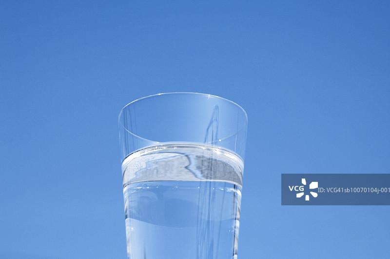 天空背景下的水杯图片素材