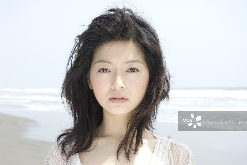 海滩上的年轻女子肖像图片素材