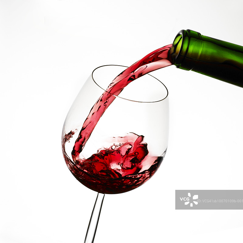 葡萄酒倒入酒杯，工作室拍摄图片素材