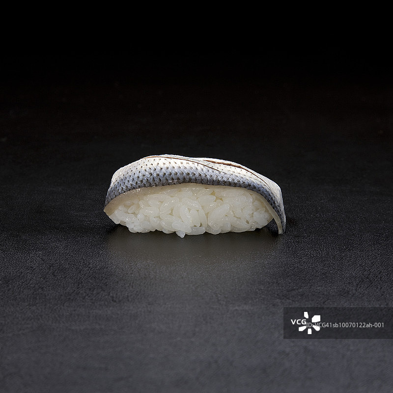 黑色背景上的小肌握寿司图片素材