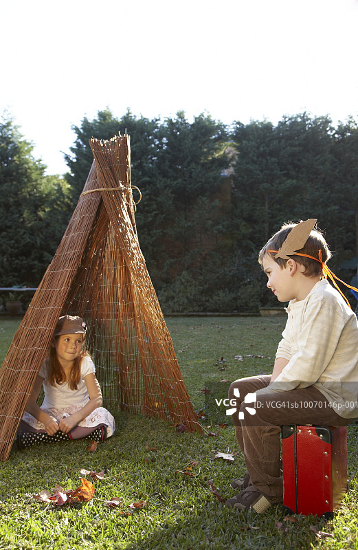 男孩和女孩（6-7岁）在花园里玩耍图片素材