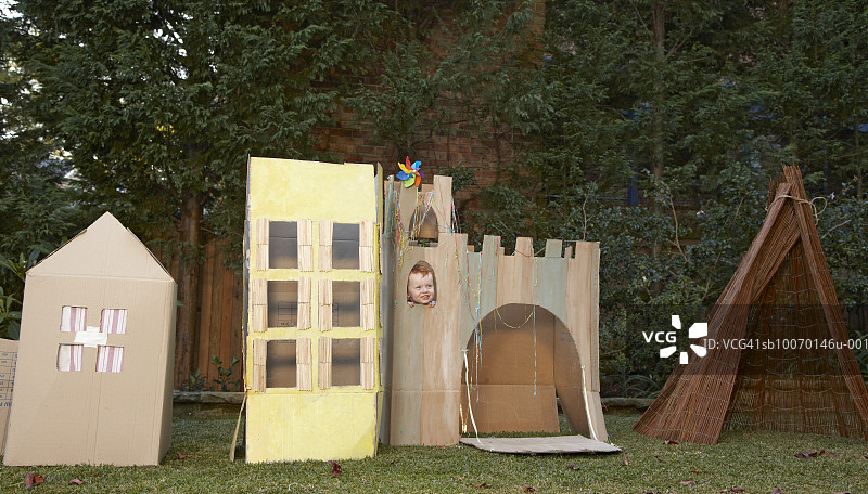 在纸板城堡里玩耍的儿童图片素材