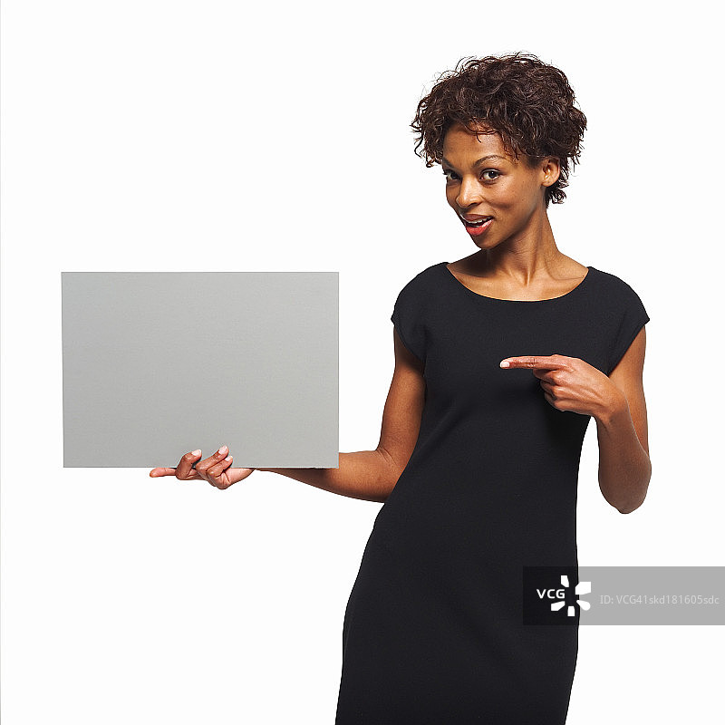 女商人手持空白卡片并指向前方的人物肖像图片素材