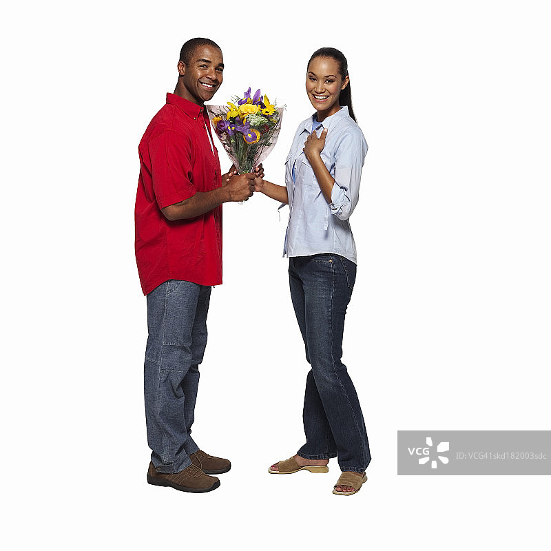 年轻男子给年轻女子献花的侧面图片素材