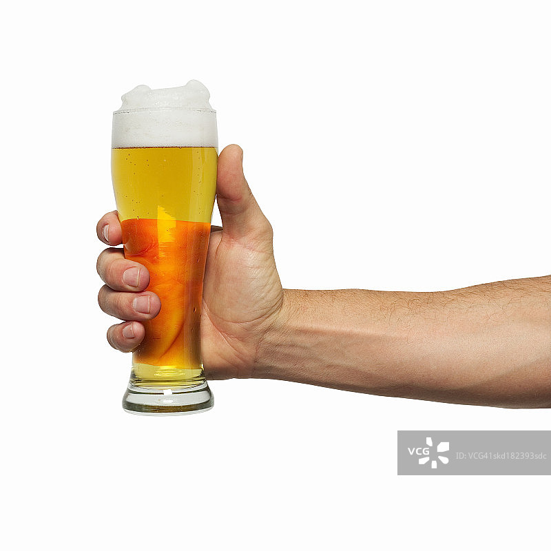 男子手持啤酒杯特写图片素材