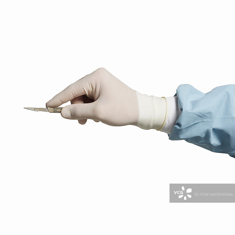 外科医生手持手术刀的特写图片素材