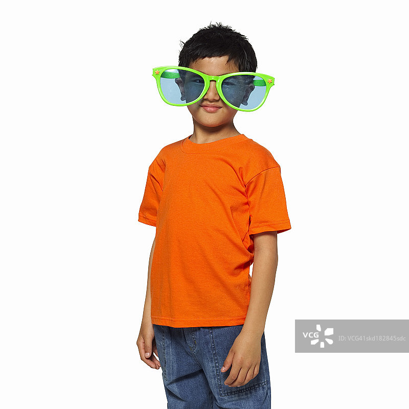 戴着小丑眼镜的男孩（10-11岁）正面肖像图片素材