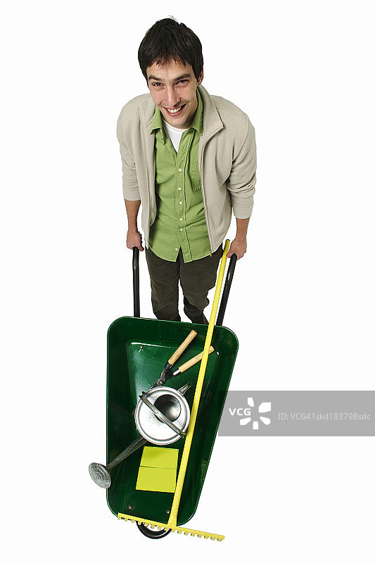 男人推着独轮车的升高肖像图片素材