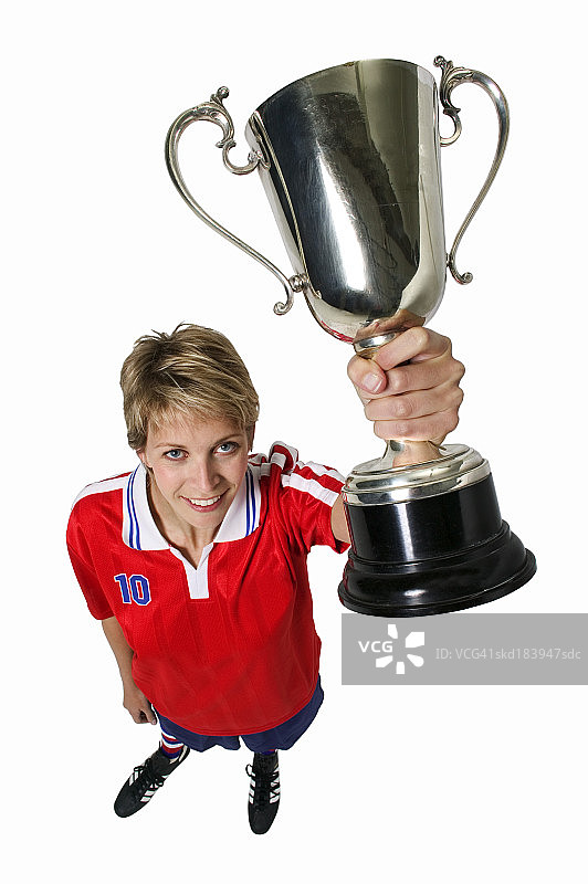 女子手捧奖杯图片素材