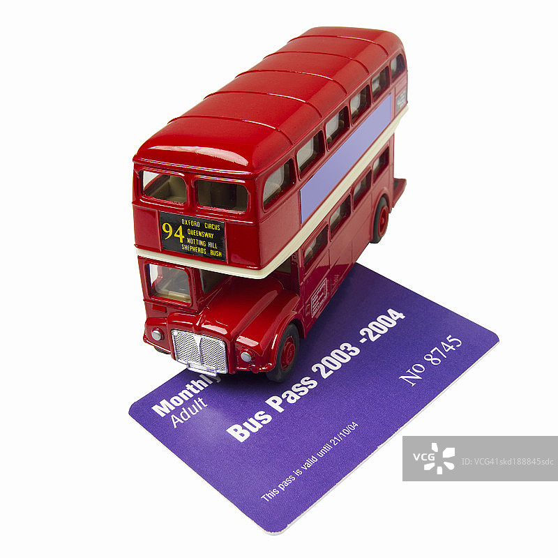 公交车票和玩具公交车特写图片素材