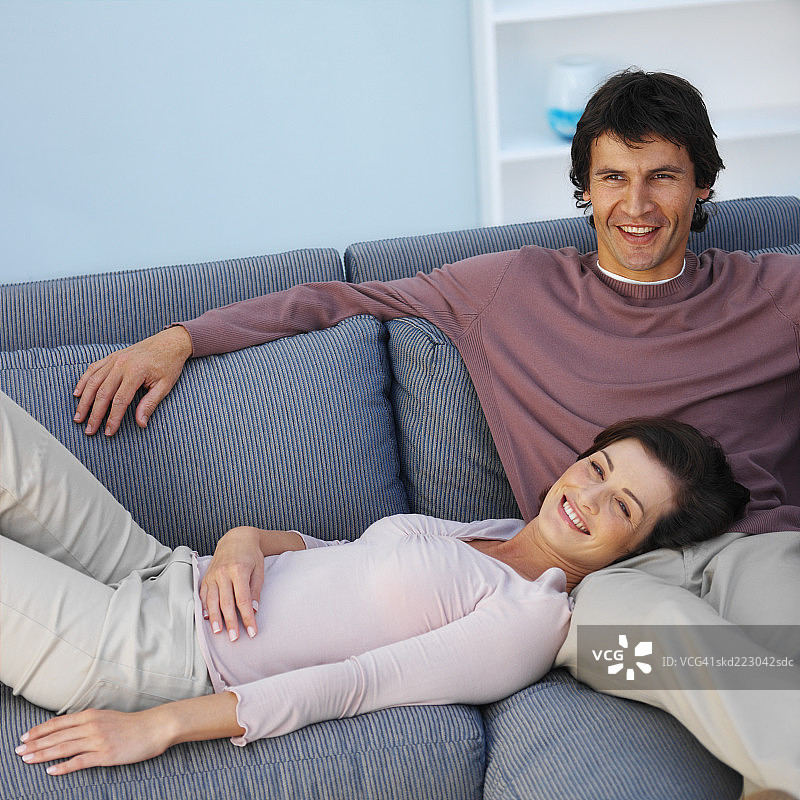 情侣在家里的沙发上放松图片素材