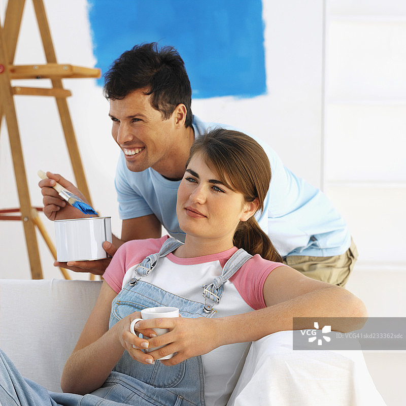 情侣粉刷他们的家图片素材