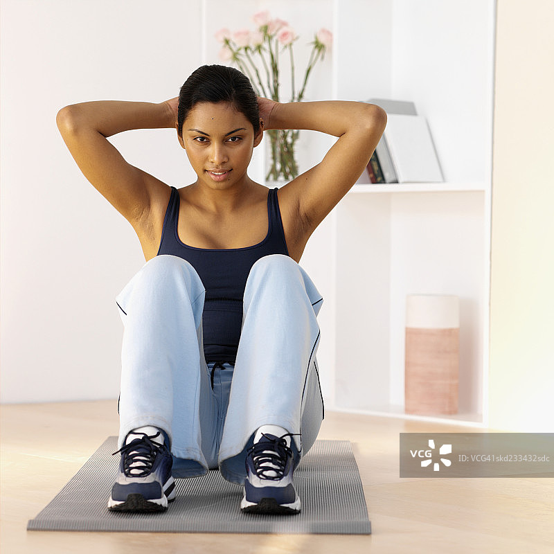 女人在家做腹部运动图片素材