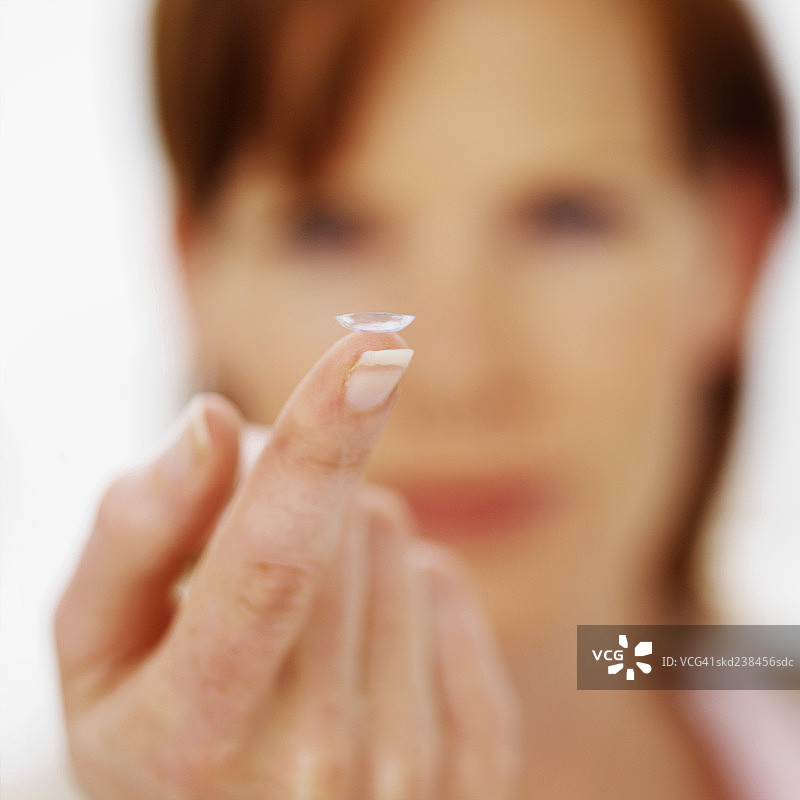 年轻女子手持眼神交流特写（模糊）图片素材
