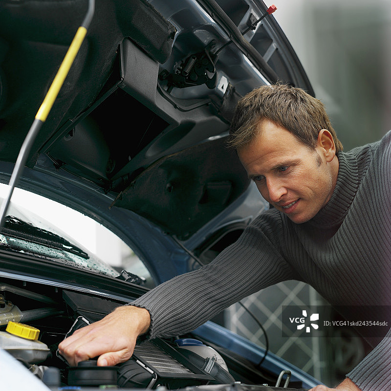 检查汽车引擎盖的男人特写图片素材