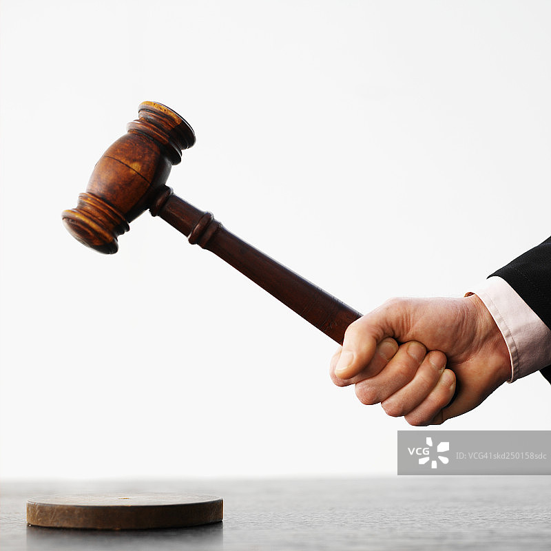 男法官用木槌敲击特写图片素材