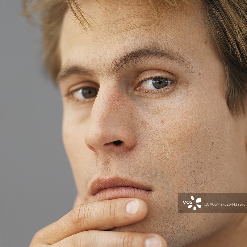 中年男人手摸下巴特写图片素材