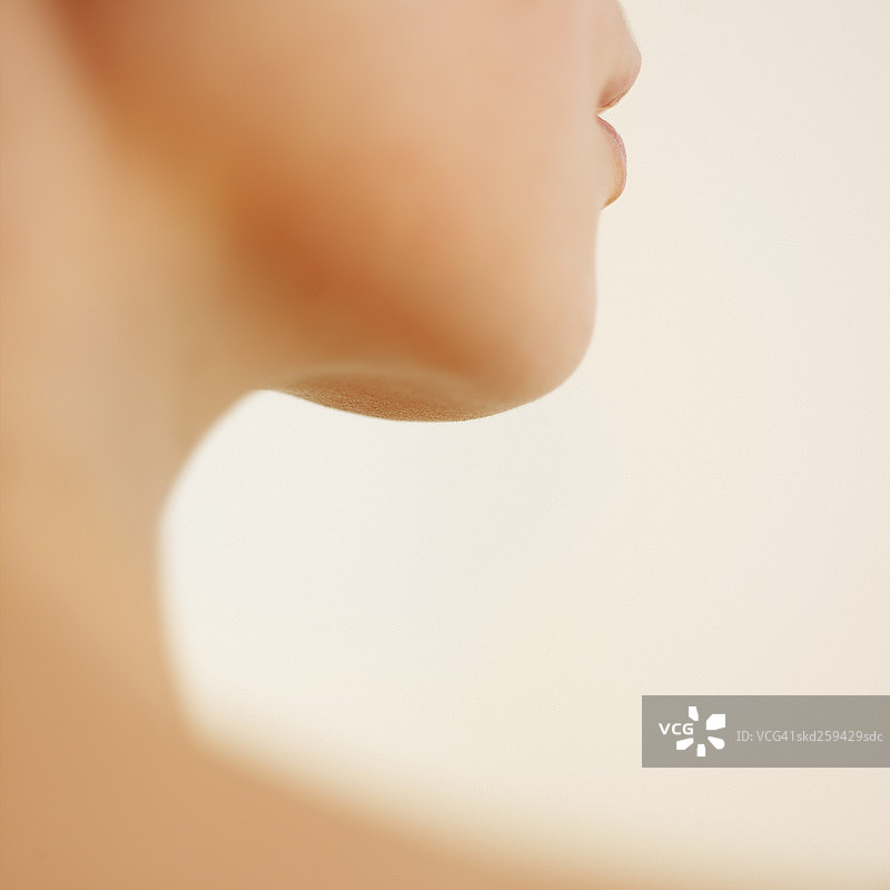 女子头部和肩膀的背影特写图片素材