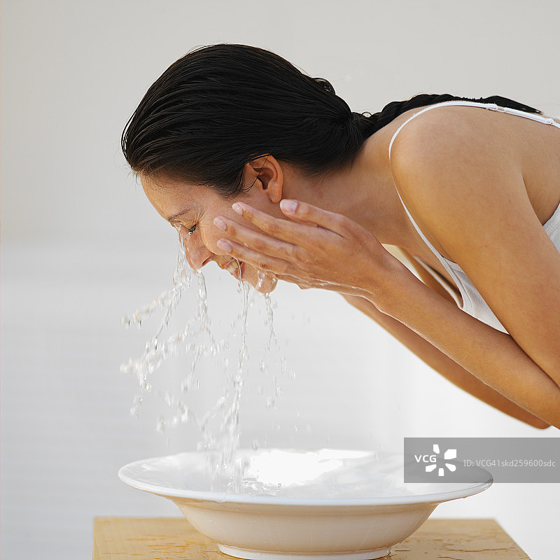 洗脸的女子侧面像图片素材
