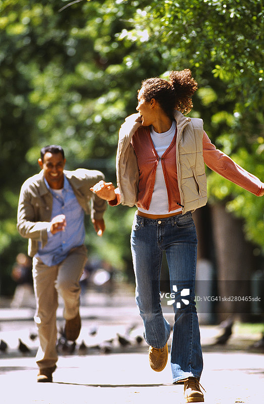 树林里男人追逐女人的肖像图片素材