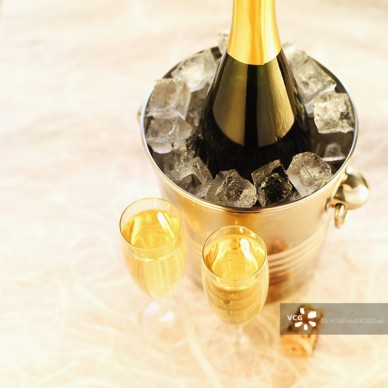 冰桶香槟和两个酒杯特写图片素材