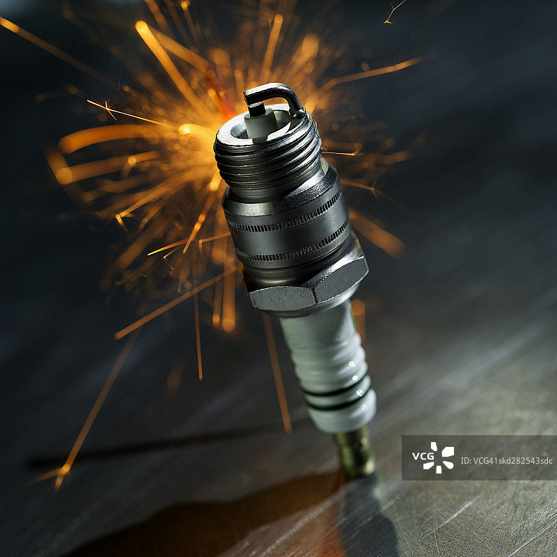 火花塞特写：电火花喷射图片素材