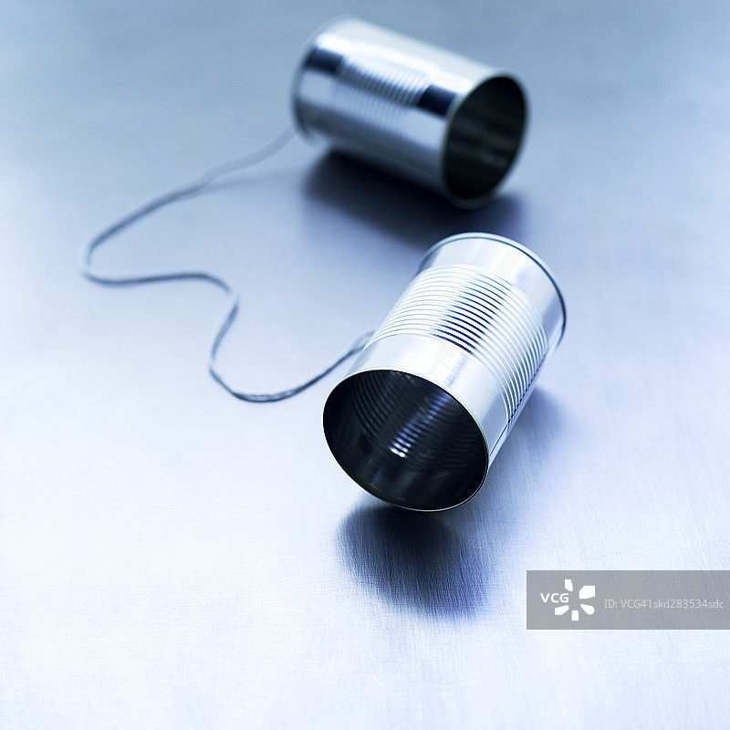 特写：罐头盒电话图片素材