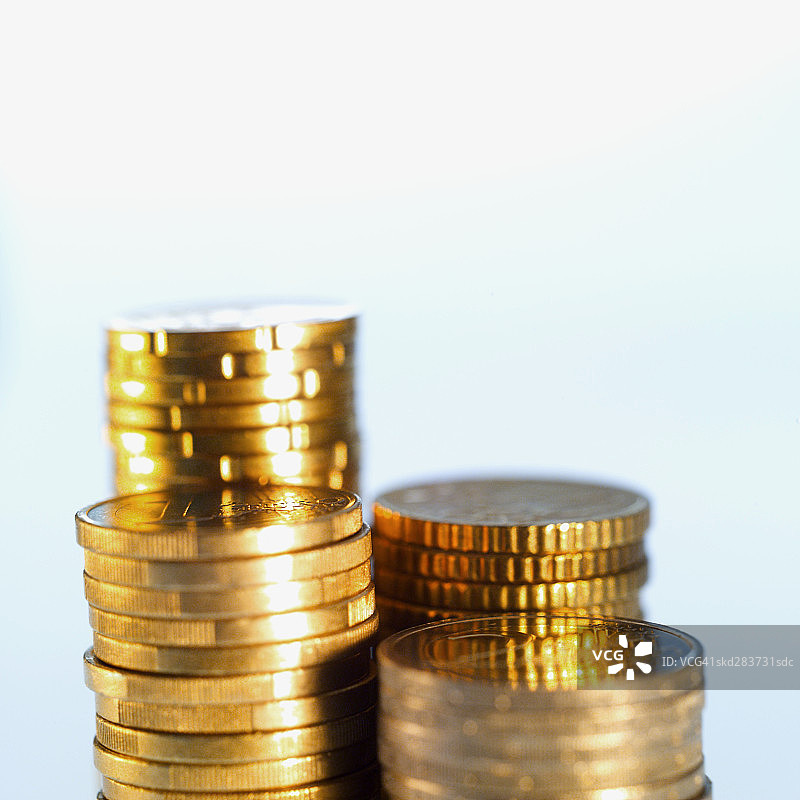 各种面额的欧元硬币特写图片素材