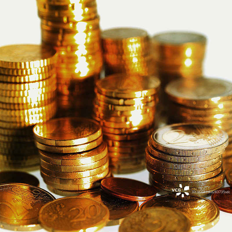 各种面额的欧元硬币特写图片素材