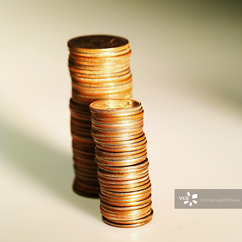 堆叠的美国五十分硬币和25美分硬币特写图片素材