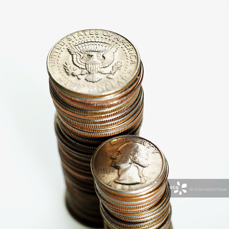 堆叠的美国五十分硬币和25美分硬币特写图片素材