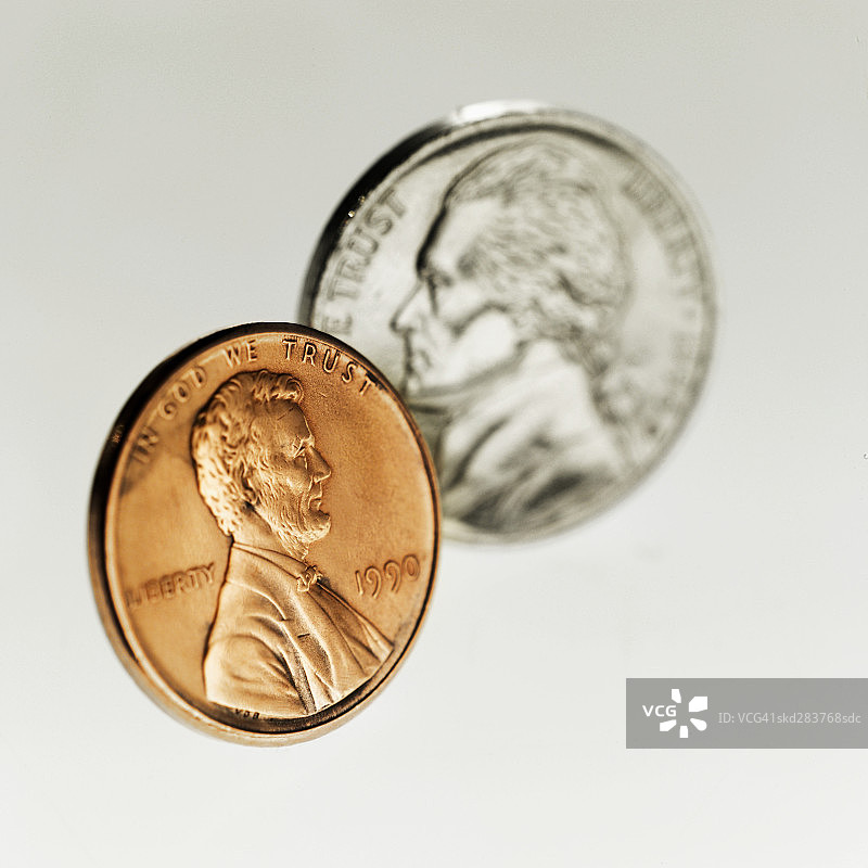 美国一美分和五美分硬币特写图片素材