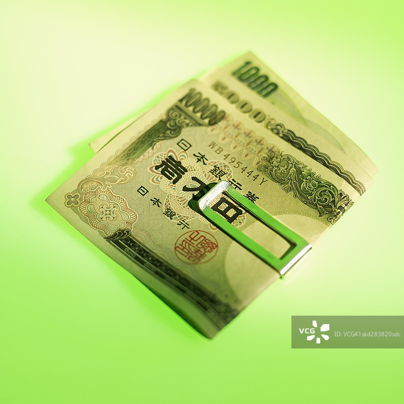 用夹子夹住的各种日元纸币特写图片素材