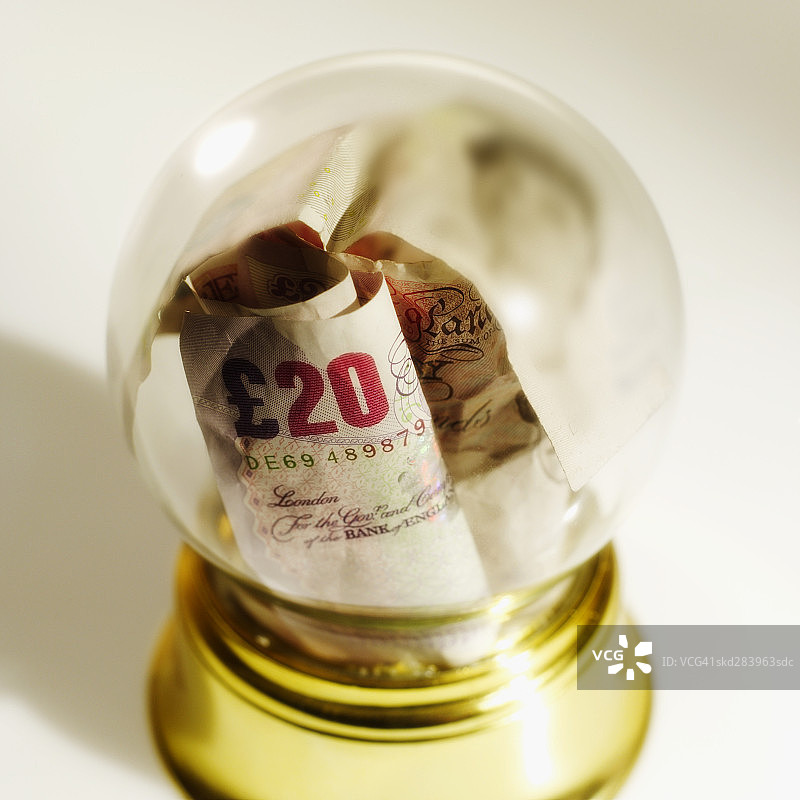 含有英镑的雪景球特写图片素材
