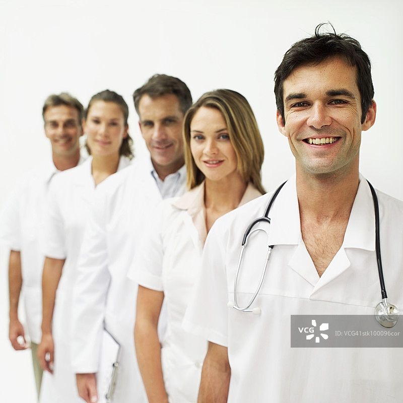 并排站立的医务人员肖像图片素材