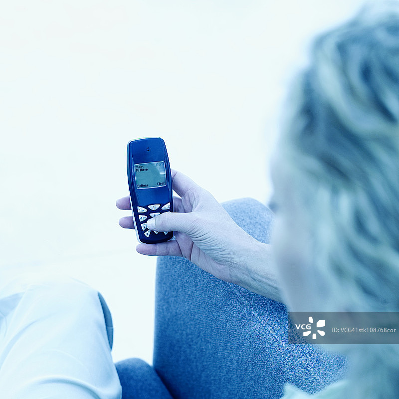 女人在使用手机图片素材