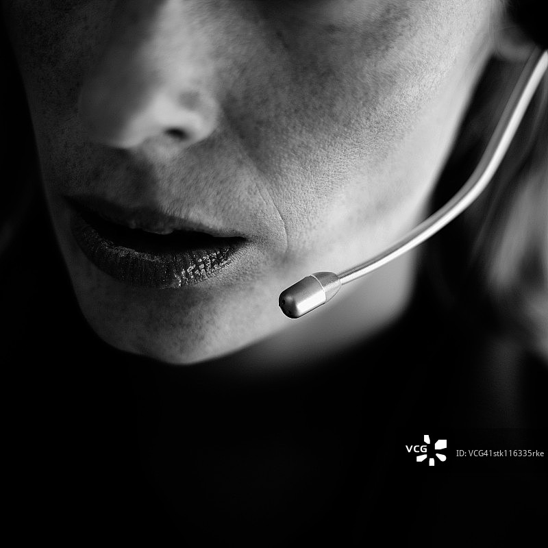 一位戴着电话耳机的年轻女商人特写图片素材