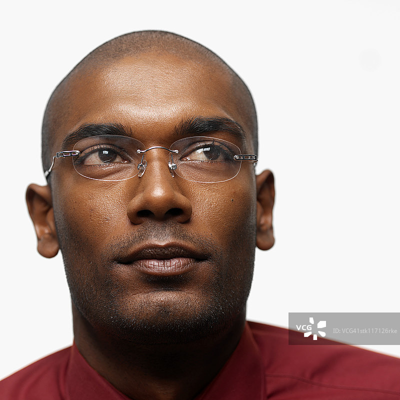 向前看的年轻商人肖像图片素材