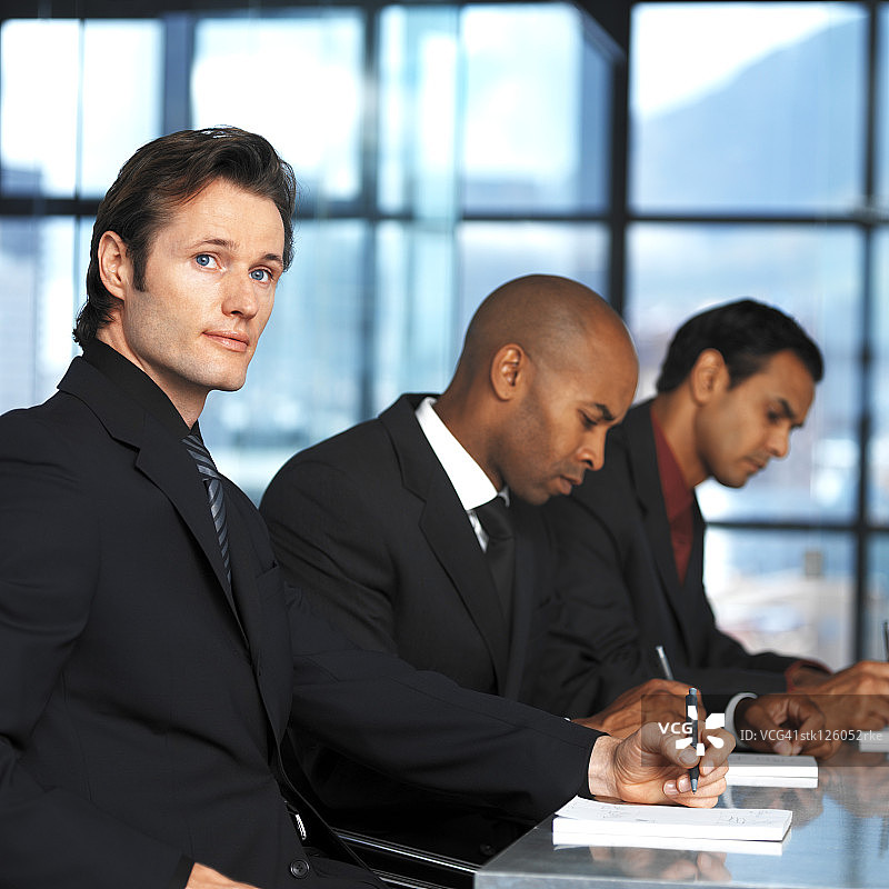 书写的年轻商人肖像图片素材